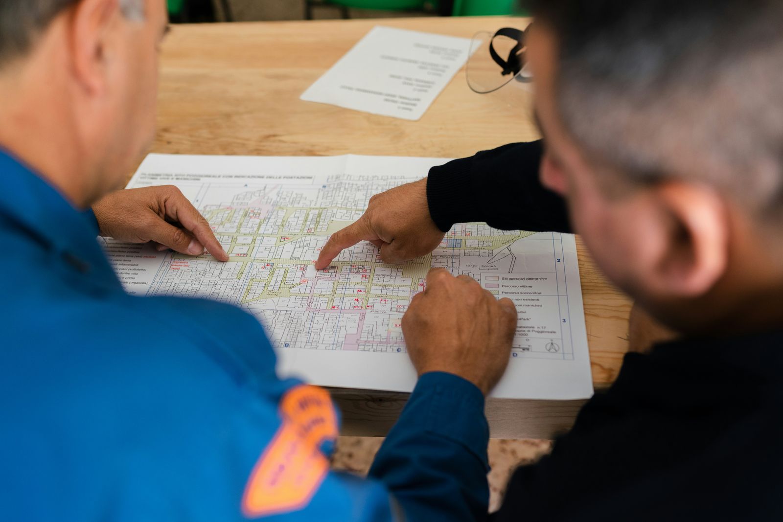 Équipe d'artisans du BTP et donneur d'ordre sur un chantier en Île-de-France